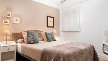 Deluxe Apartment, 2 Bedrooms, Non Smoking | Seterika/papan seterika, Wi-fi percuma