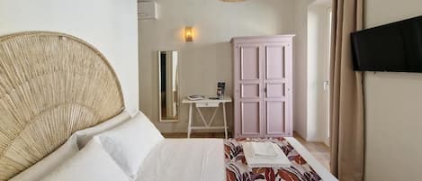 Deluxe Double Room, Balcony, City View | WiFi (free)