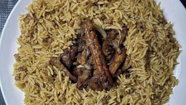 Un plato de arroz con carne.