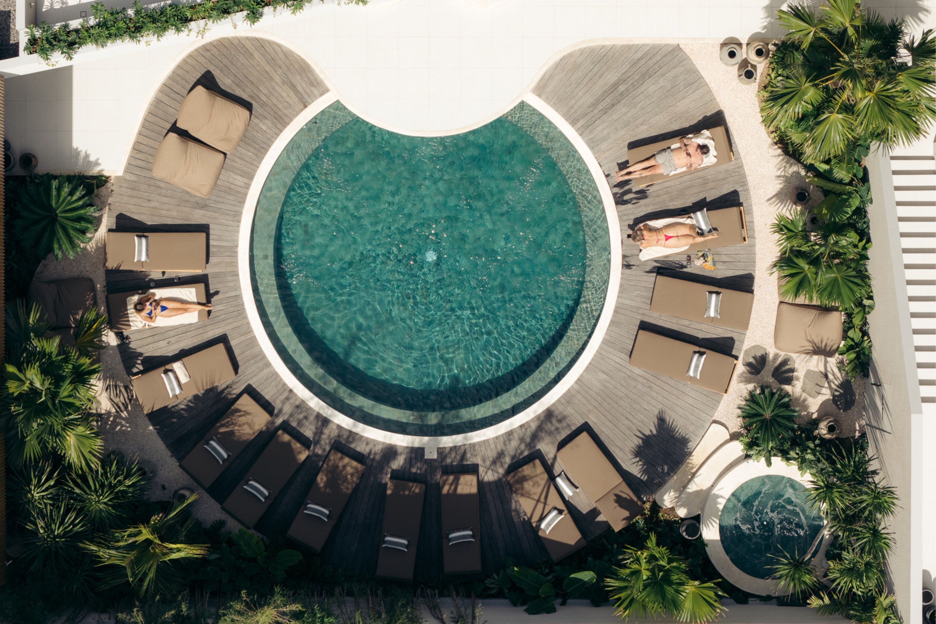Una piscina al aire libre (de 06:30 a 21:00), sombrillas, tumbonas