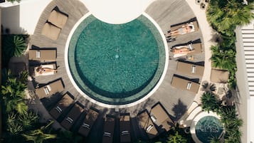 Una piscina al aire libre (de 06:30 a 21:00), sombrillas, tumbonas