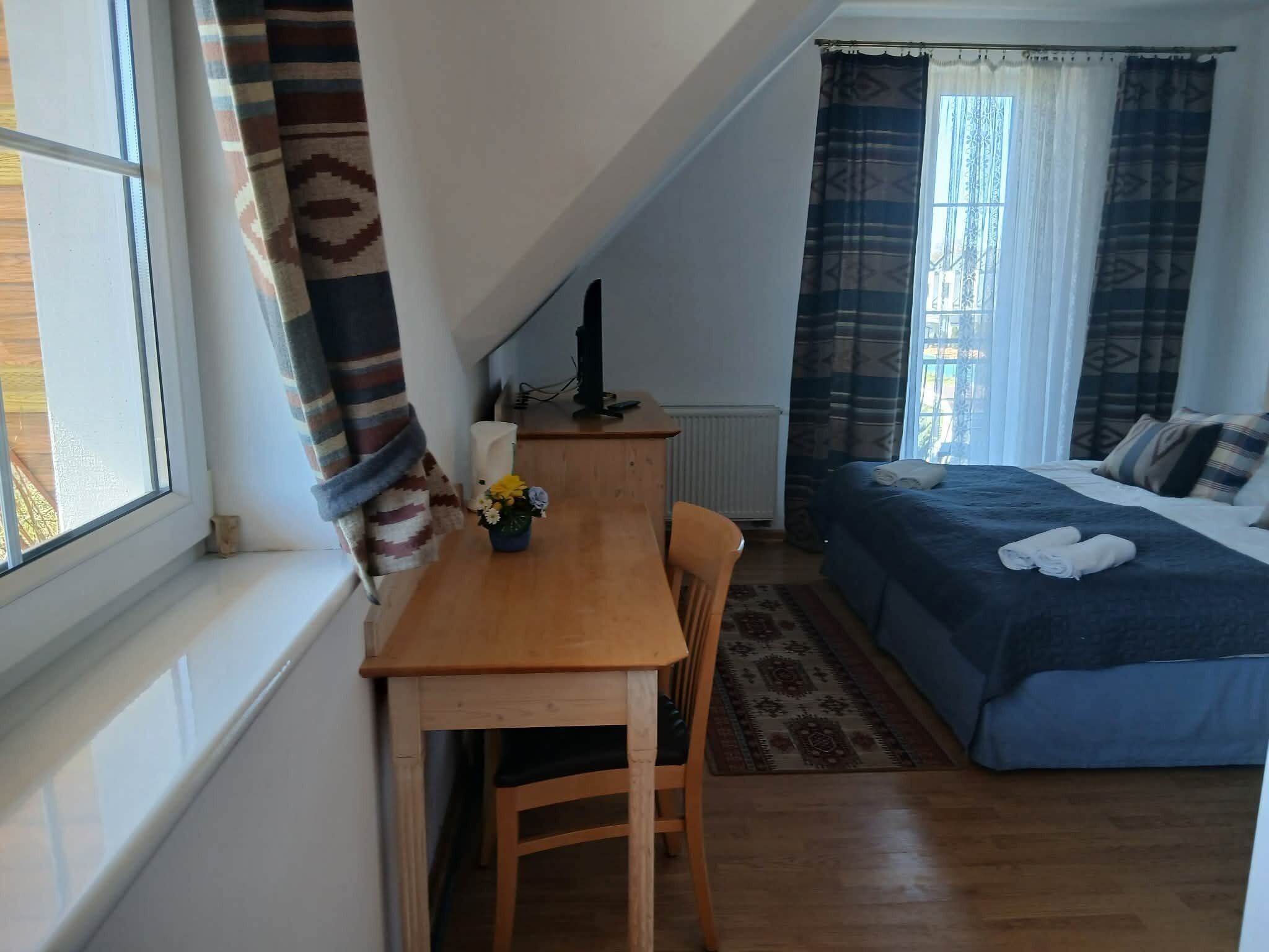 Une petite pièce agréable, avec un lit, un bureau et une chaise.