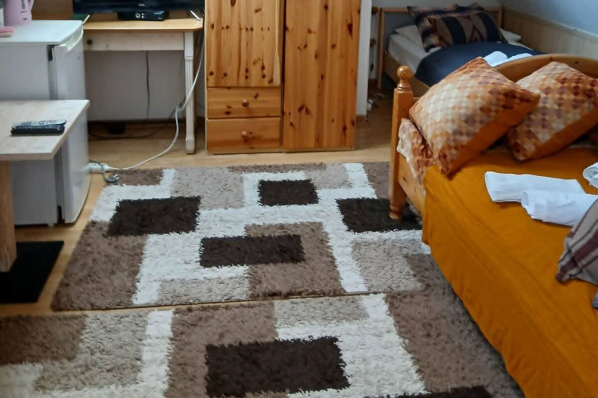 Habitación triple económica, vista al jardín | Wifi gratis y acceso para silla de ruedas