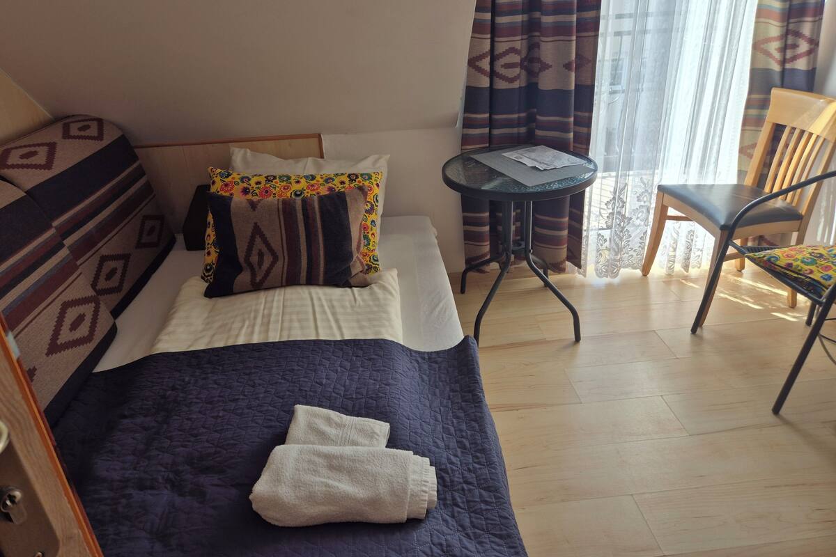 Habitación individual, balcón, vista al patio | Wifi gratis y acceso para silla de ruedas