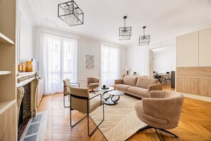 TV - Luxury - High-End - Champs-Élysées - Paris 8 - AC (Paris)