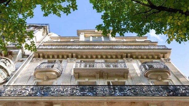 A building facade with classical architecture, including columns and ornate balustrades. - A3. Champs-Élysées#4-bedroom#Arc de Triomphe#AC (Paris)