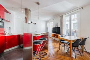 Kühlschrank, Ofen, Geschirrspüler, Kochgeschirr/Geschirr/Besteck