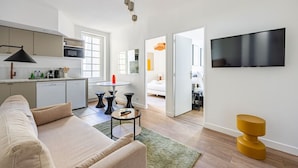 Um apartamento moderno com cozinha, sala de estar e quarto.
