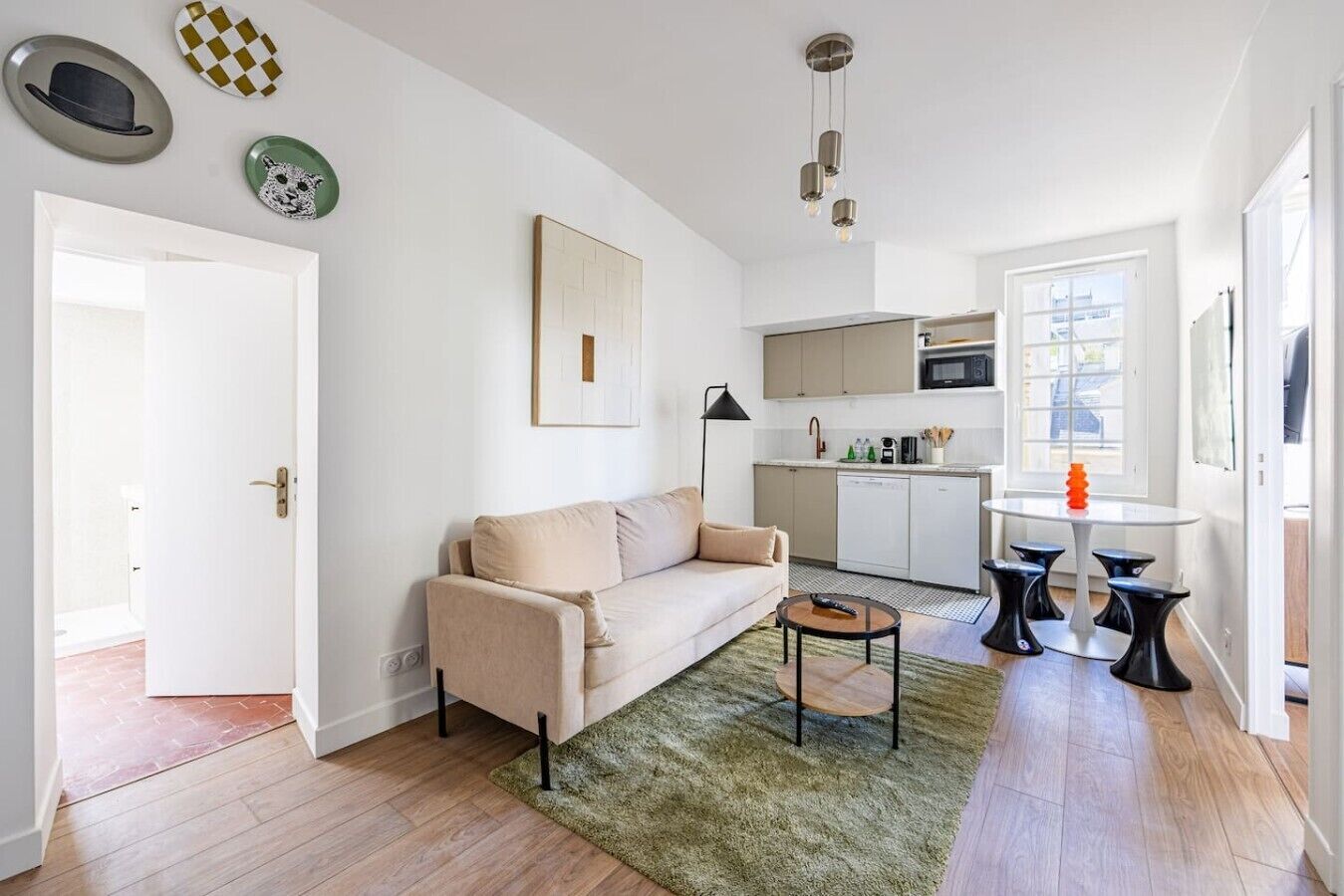 Een modern appartement met een woonkamer, keuken en eetgedeelte.