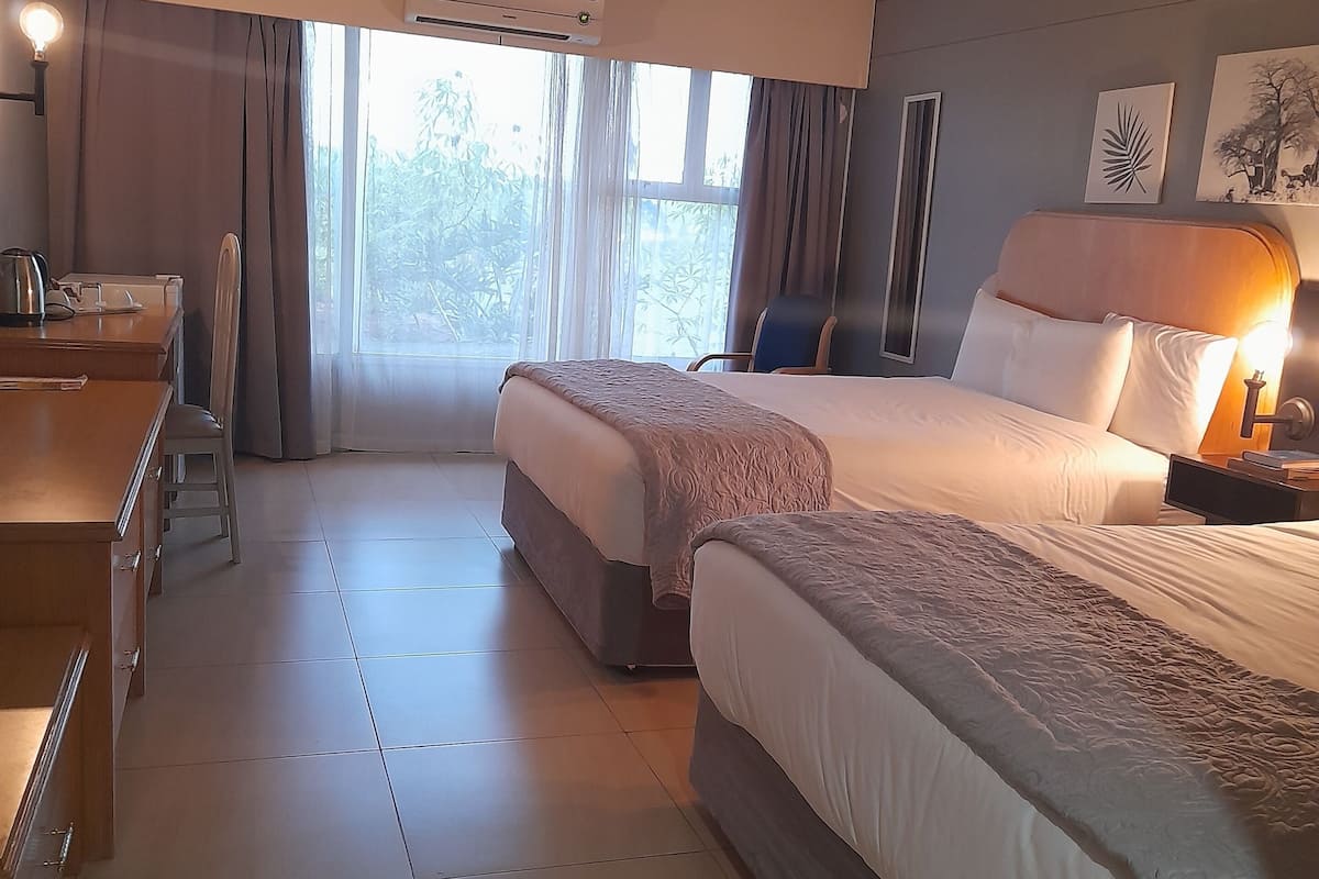 Habitación Confort con 1 cama doble o 2 individuales, patio, vistas al jardín | Tabla de planchar con plancha y wifi gratis