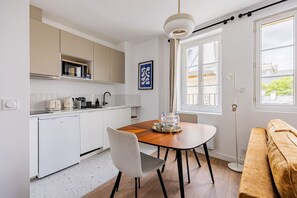 Mikrowelle, Geschirrspüler, Kochgeschirr/Geschirr/Besteck, Esstisch