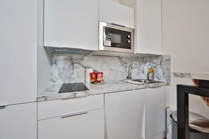 Wasserkocher mit Kaffee-/Teezubehör, Kühlschrank, Mikrowelle