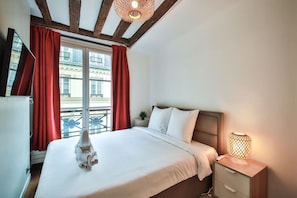 Iron/ironing board, WiFi, bed sheets - Typical Parisian Duplex in Le Marais and the Latin Quarter 4 (Paris)