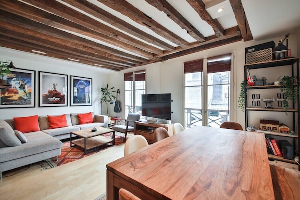 TV - Typical Parisian Duplex in Le Marais and the Latin Quarter 4 (Paris)