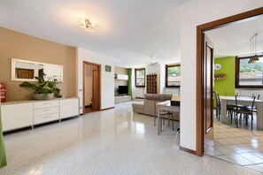 TV - Apartment 'Casa Regina Salò' with Lake View and Wi-Fi (Salò)