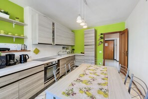 Fridge, microwave, oven, stovetop - Apartment 'Casa Regina Salò' with Lake View and Wi-Fi (Salò)