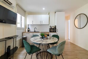 Coffee/tea maker, fridge, microwave, oven - B1. Two Bedrooms#Champs-Élysées#Arc de Triomphe#AC (Paris)