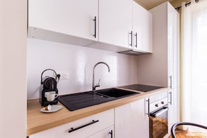 Wasserkocher mit Kaffee-/Teezubehör, Kühlschrank, Mikrowelle, Ofen