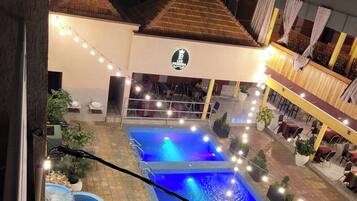 2 outdoor pools