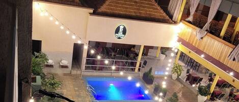 2 piscines extérieures