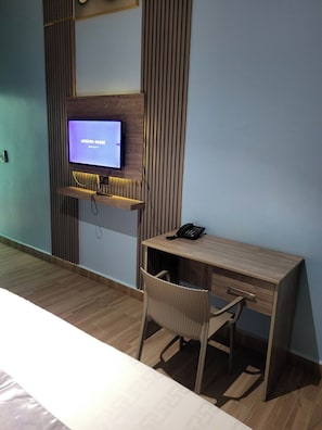 Habitación doble Deluxe, balcón, vista a la ciudad | Escritorio, cortinas blackout y insonorización 
