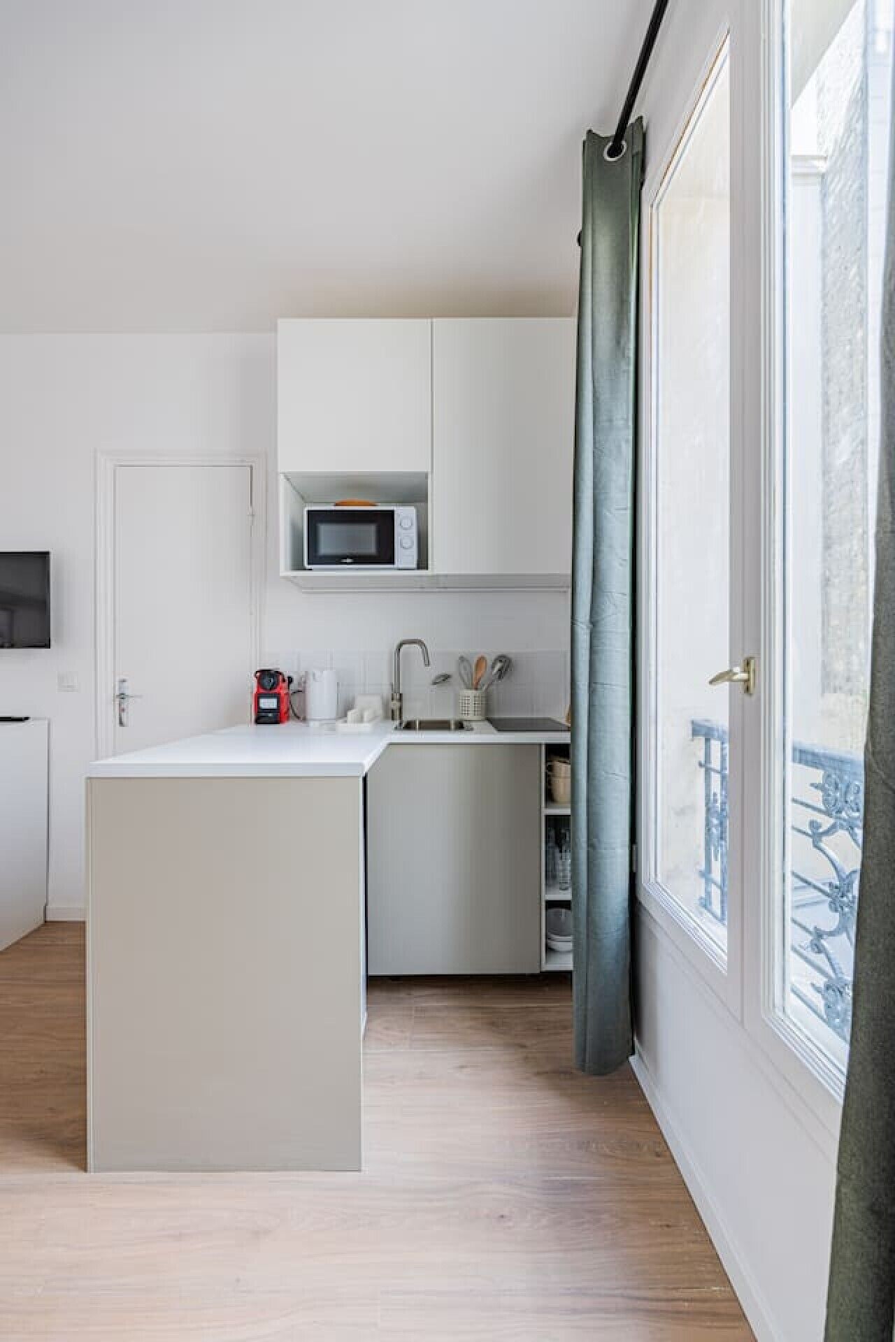 Microwave, cookware/dishes/utensils