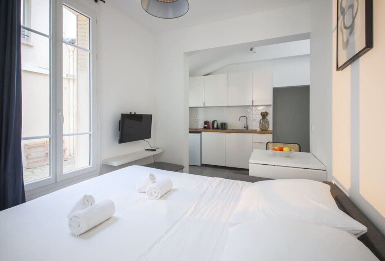 Iron/ironing board, WiFi, bed sheets