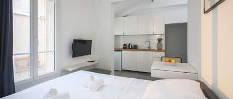 Iron/ironing board, WiFi, bed sheets