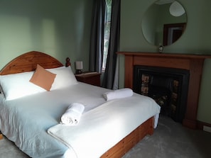 4 habitaciones, tabla de planchar con plancha, wifi y ropa de cama