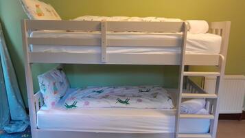4 bedrooms, iron/ironing board, WiFi, bed sheets