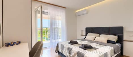 2 bedrooms, iron/ironing board, travel crib, WiFi (free)