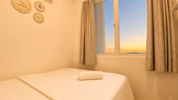 Iron/ironing board, WiFi, bed sheets