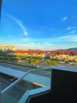 Property grounds - Spacious 3-bedroom neighborhood apartment with AC in Langkawi (Langkawi)