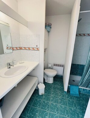 Douche, sèche-cheveux, papier toilette