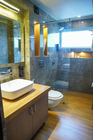 Shower, hair dryer, slippers, towels - Solara Inn (Anjuna)