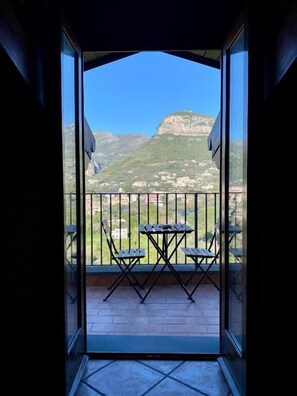 Habitación doble clásica, balcón, vista parcial al mar | Restaurante al aire libre
