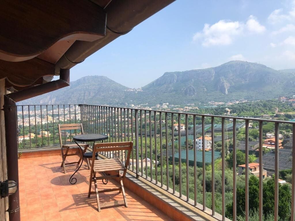 Habitación doble clásica, balcón, vista parcial al mar | Restaurante al aire libre