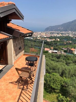 Habitación clásica doble, balcón, vistas parciales al mar | Restaurante al aire libre