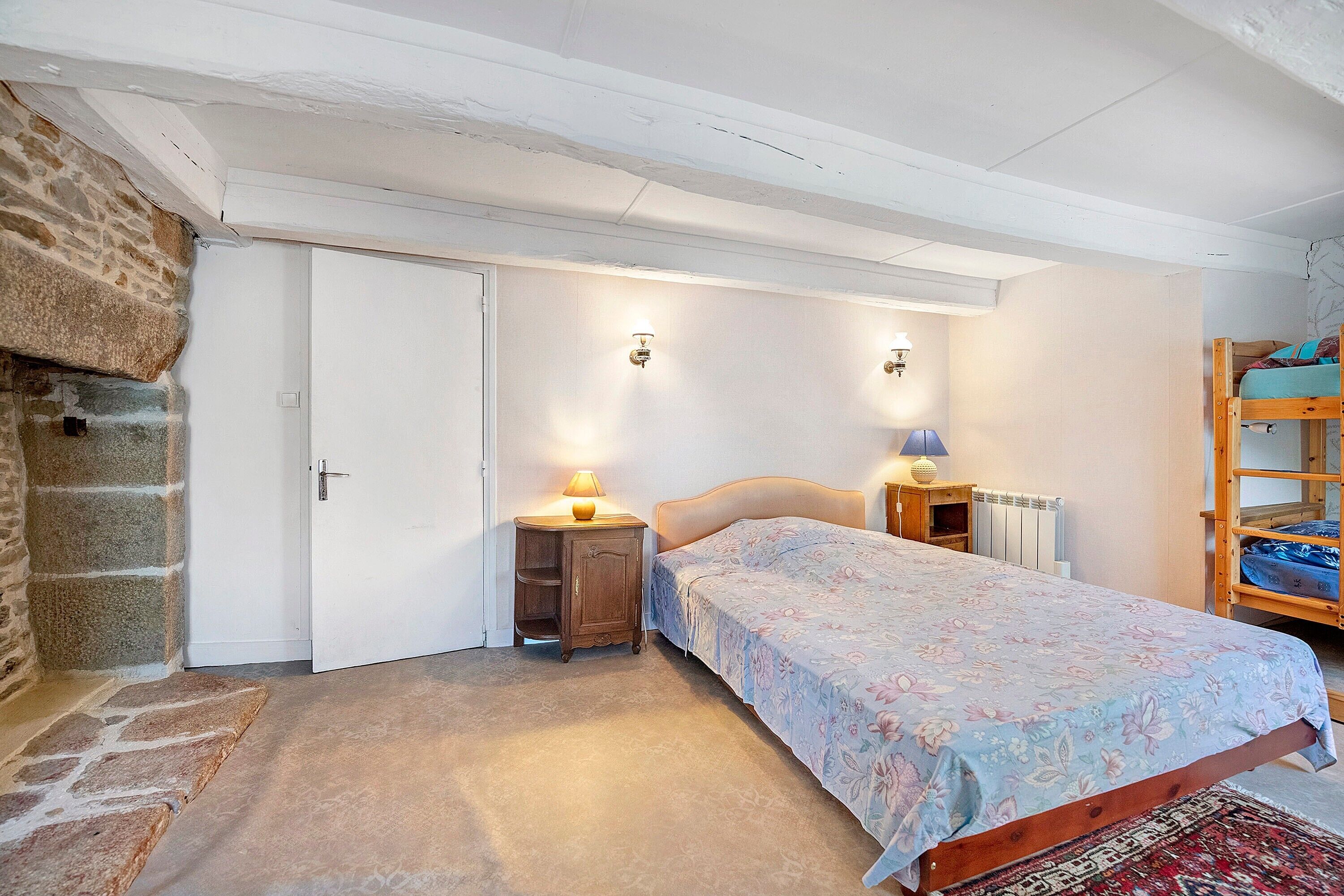 2 habitaciones, tabla de planchar con plancha, wifi y ropa de cama 