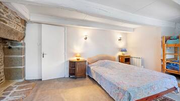 2 habitaciones, tabla de planchar con plancha, wifi y ropa de cama