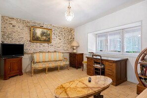 TV, fireplace, ping pong - Charming 17th-Century Holiday Home “Gîte Le Mont Saint Michel” with Wi-Fi (Bacilly)
