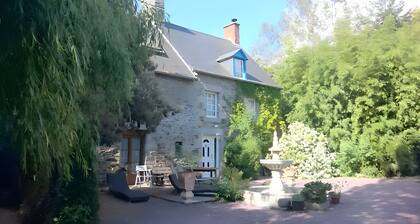 Charming 17th-Century Holiday Home “Gîte Le Mont Saint Michel” with Wi-Fi