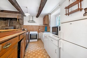 Coffee/tea maker, fridge, microwave, oven - Charming 17th-Century Holiday Home “Gîte Le Mont Saint Michel” with Wi-Fi (Bacilly)