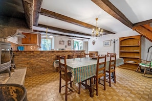 Dining - Charming 17th-Century Holiday Home “Gîte Le Mont Saint Michel” with Wi-Fi (Bacilly)