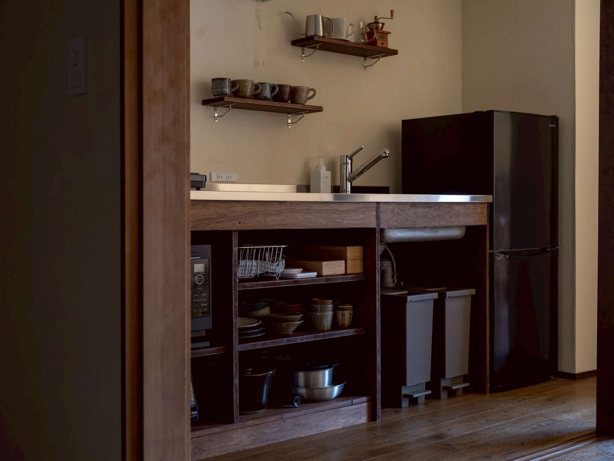 Coffee/tea maker, fridge, microwave, stovetop