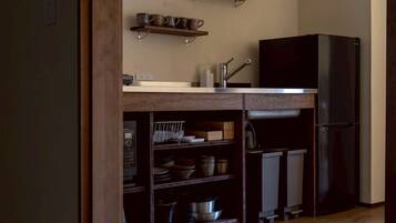 Coffee/tea maker, fridge, microwave, stovetop