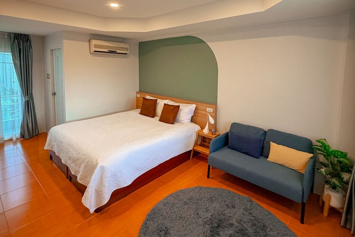 Standard Room King size bed | Minibar, bed sheets