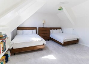 Cuna de viaje, wifi y ropa de cama 