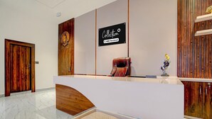 Eine Rezeptionstresen mit einem Schild, das 'Collection' und 'YOYO-Serviced' zeigt.