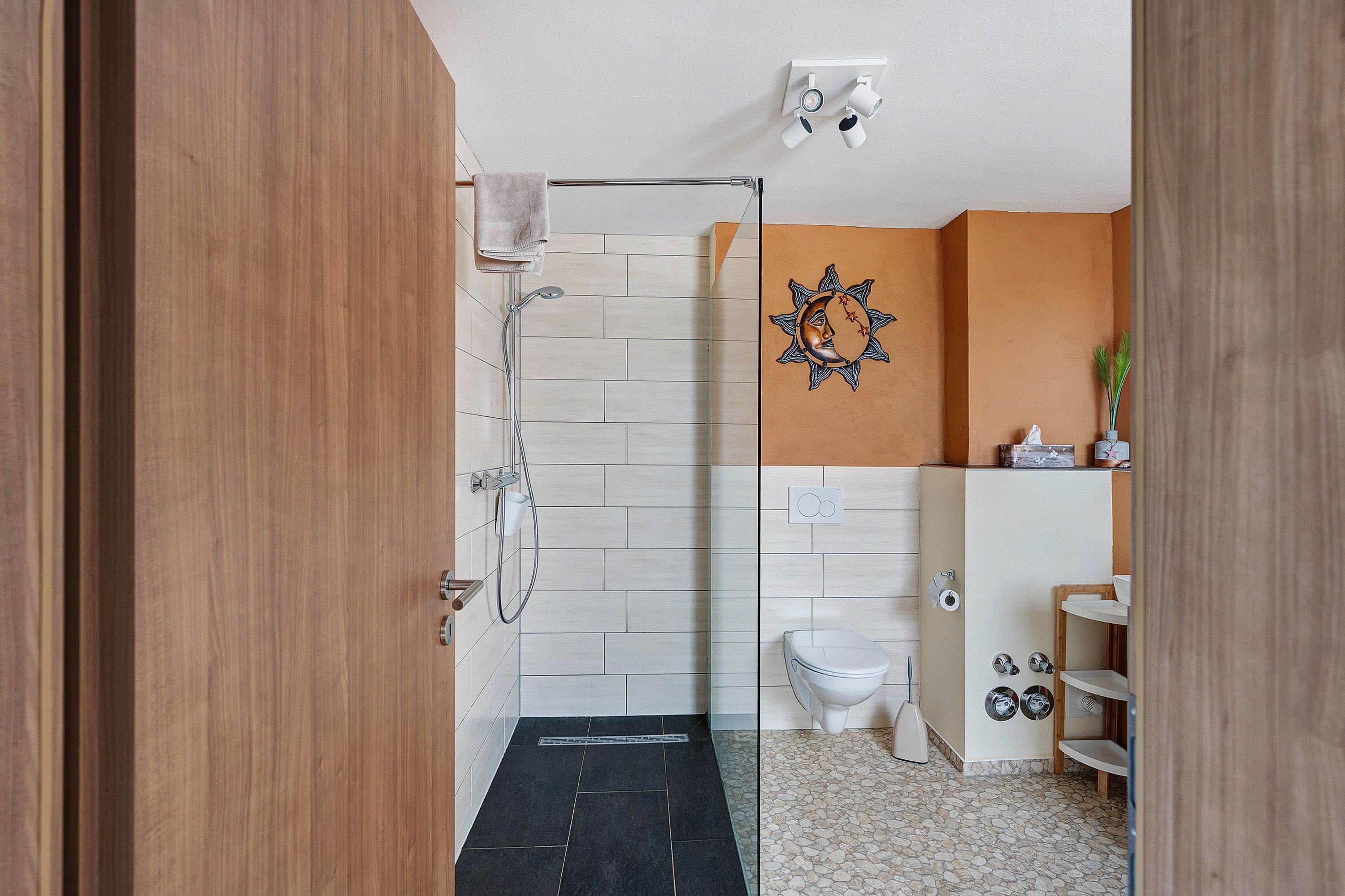 Ein Badezimmer mit Dusche, Toilette und Waschbecken.